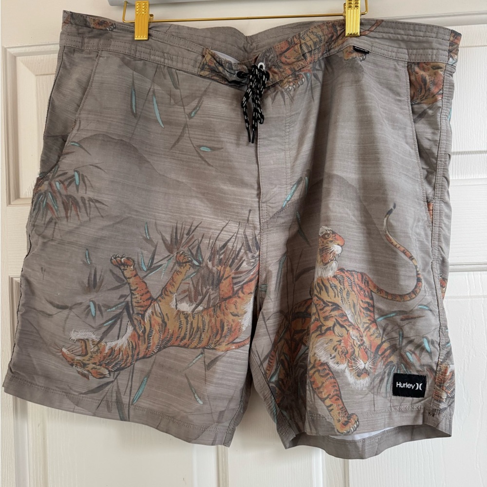💙Hurley Men's Gray and Orange Tiger Print Board Shorts